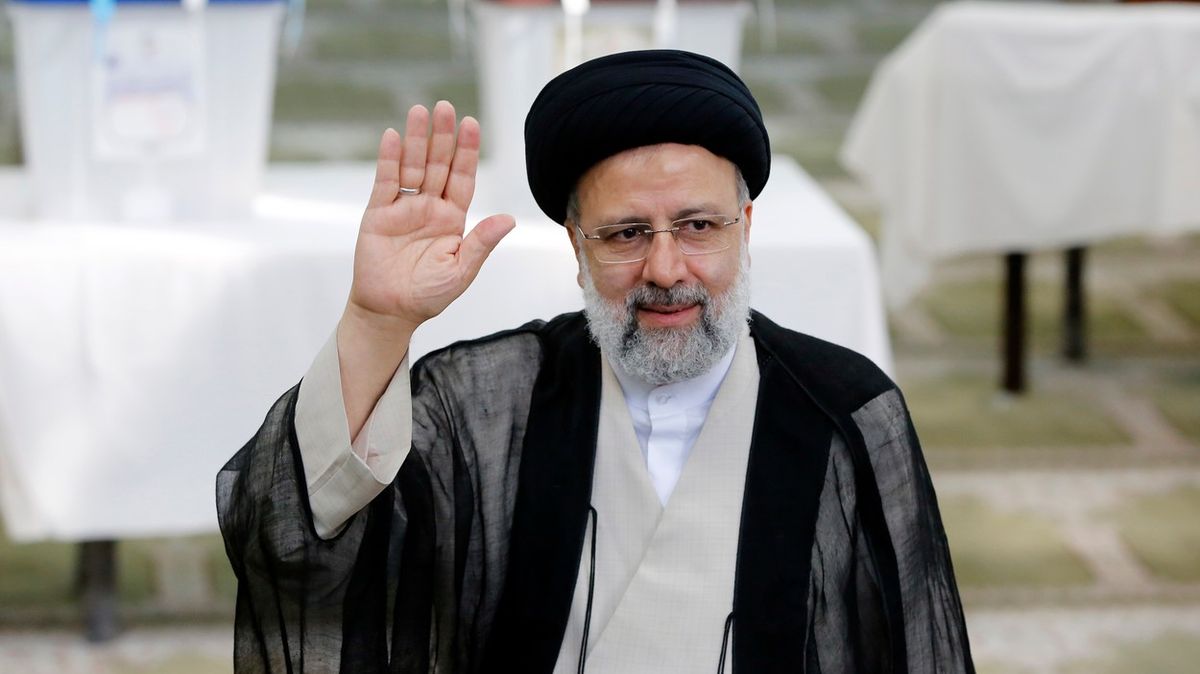 Favorit íránských voleb je ultrakonzervativec, figuruje na sankčním seznamu
